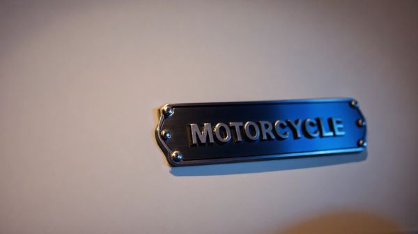 Plaques de moto à homologuer : guide des normes actuelles